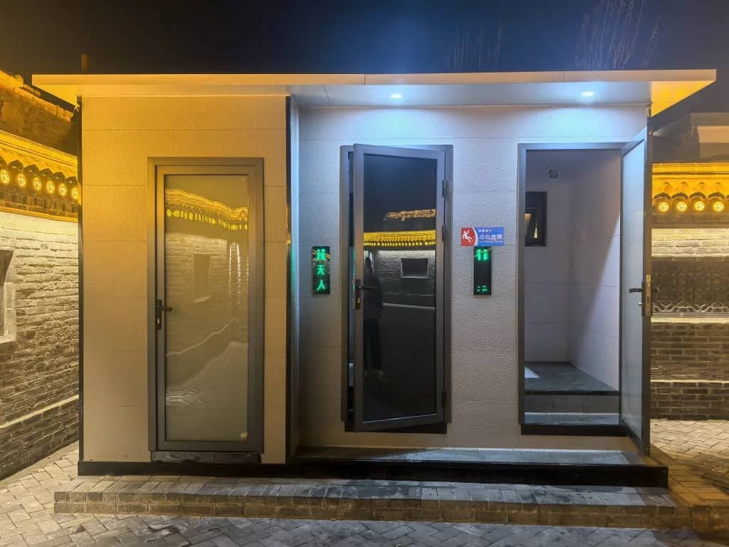 Mobile toilet- and shower