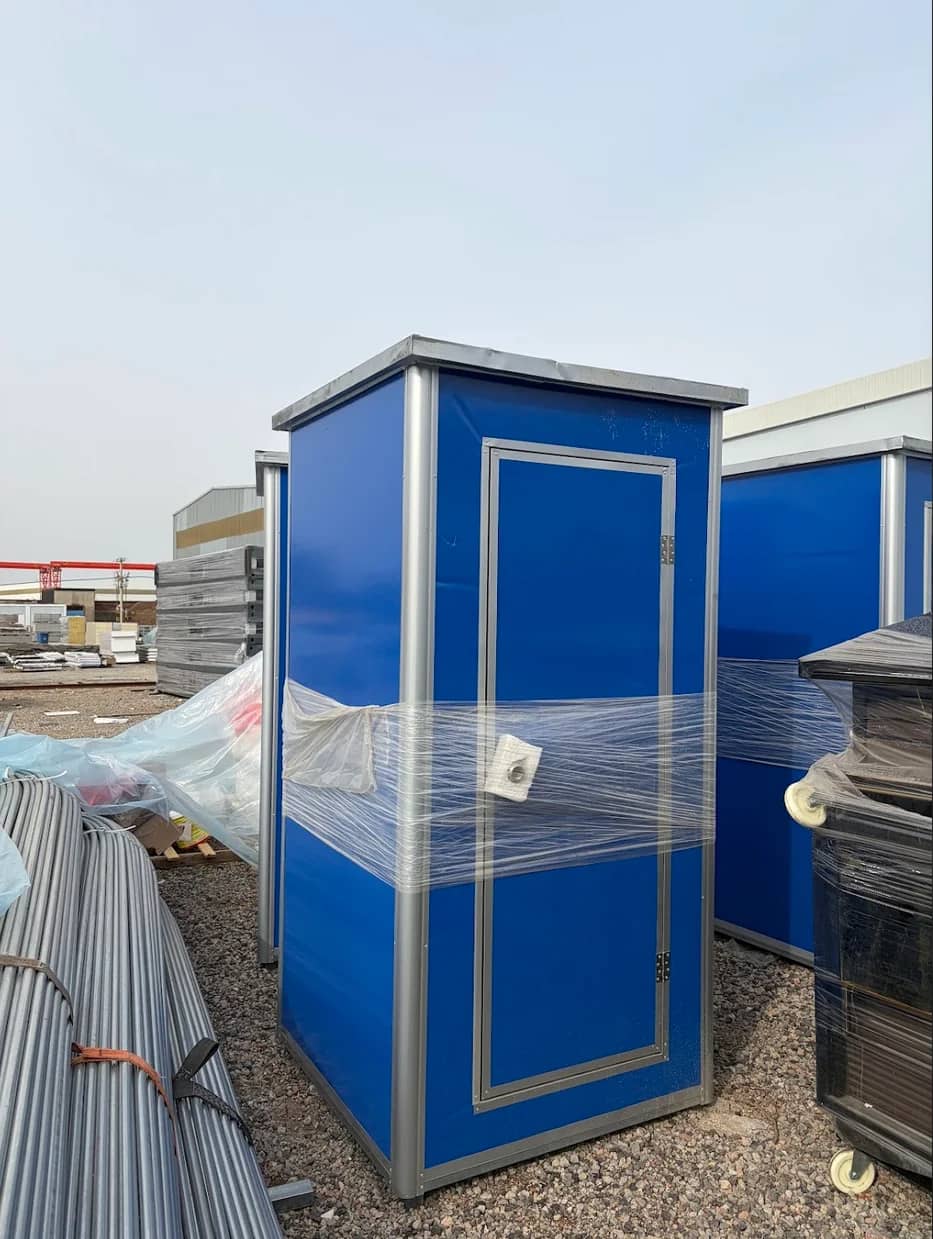 Mobile toilet- and shower