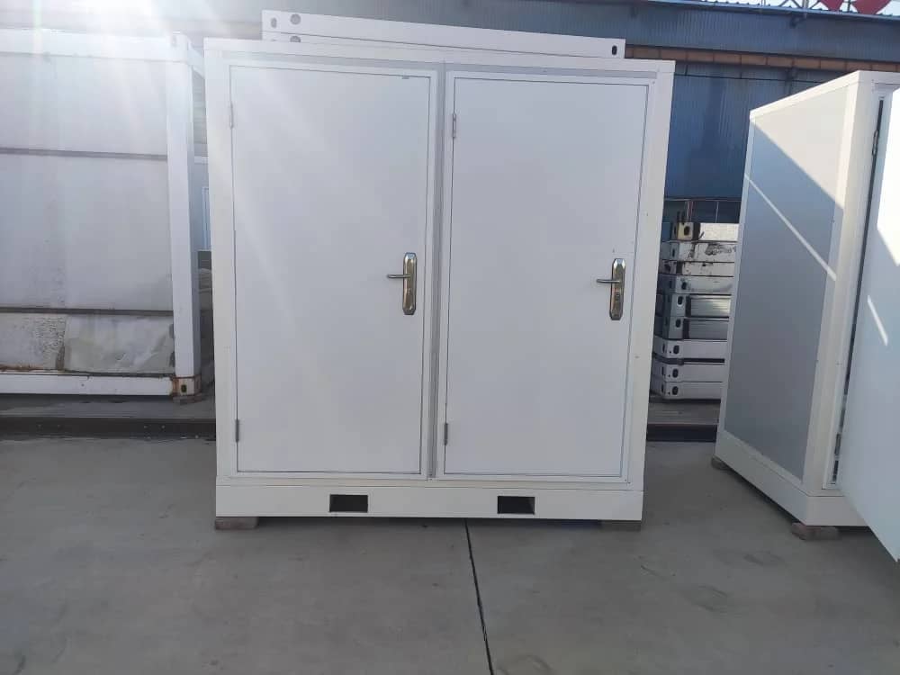 Mobile toilet- and shower